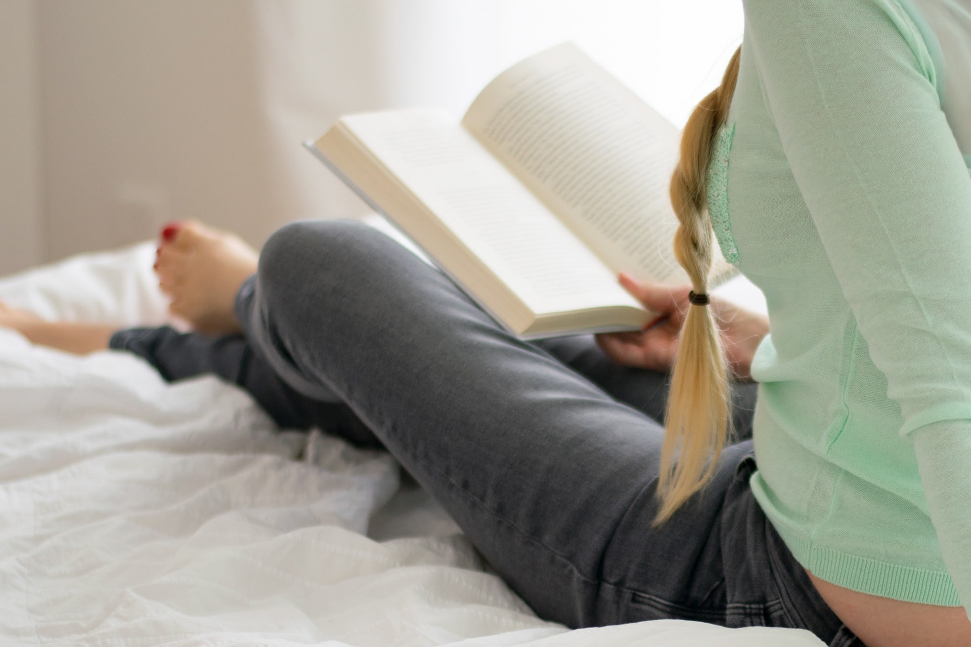 Best Reading Pillow For Reading On Your Bed - Pillow Tie